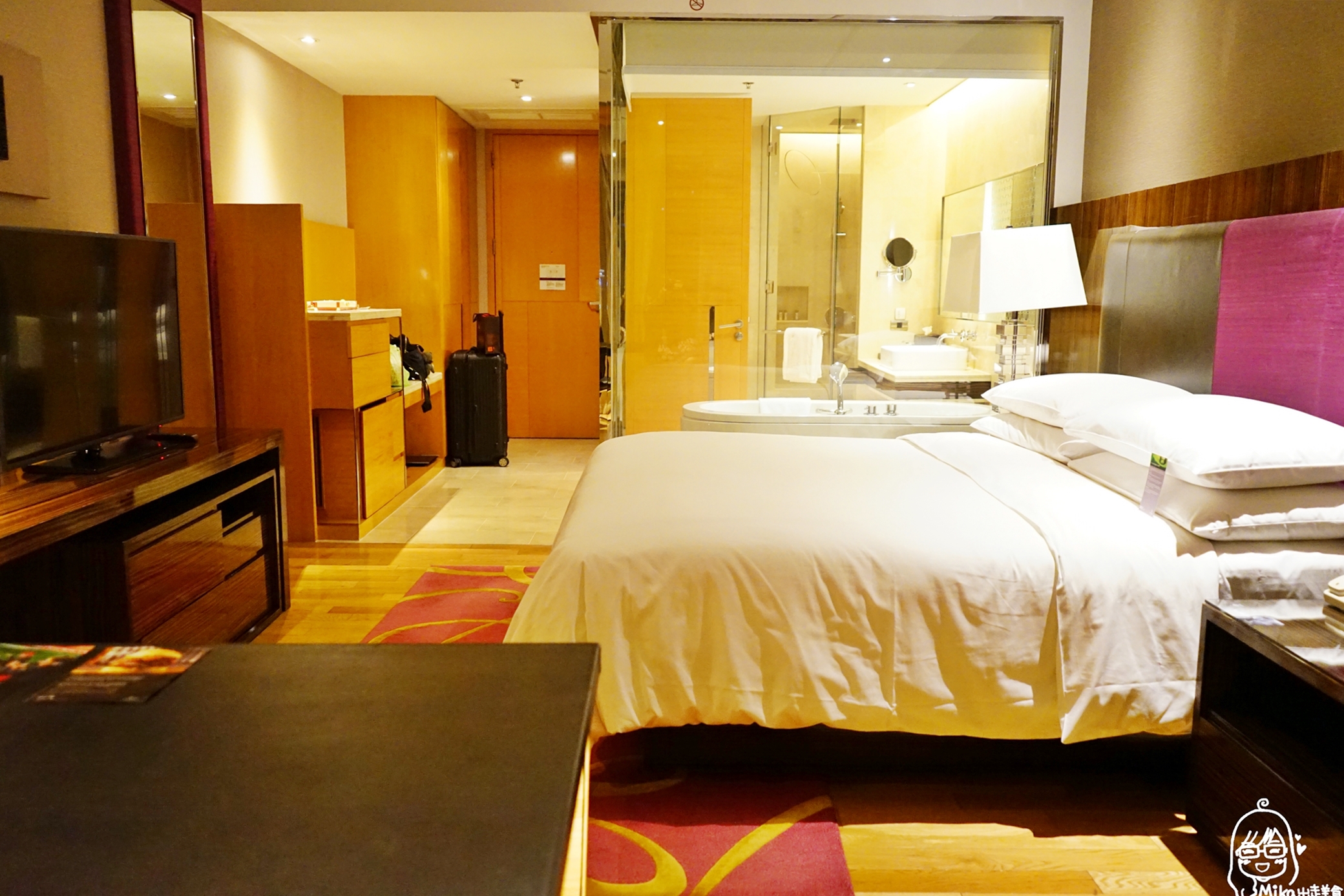 延伸閱讀：『泰國。曼谷』五星級 萬麗酒店 Renaissance BKK｜BTS奇隆站附近推薦住宿 超級精華地段 平價CP值超高 鄰近Central World Plaza、四面佛、Big C，還提供免費擦鞋服務。