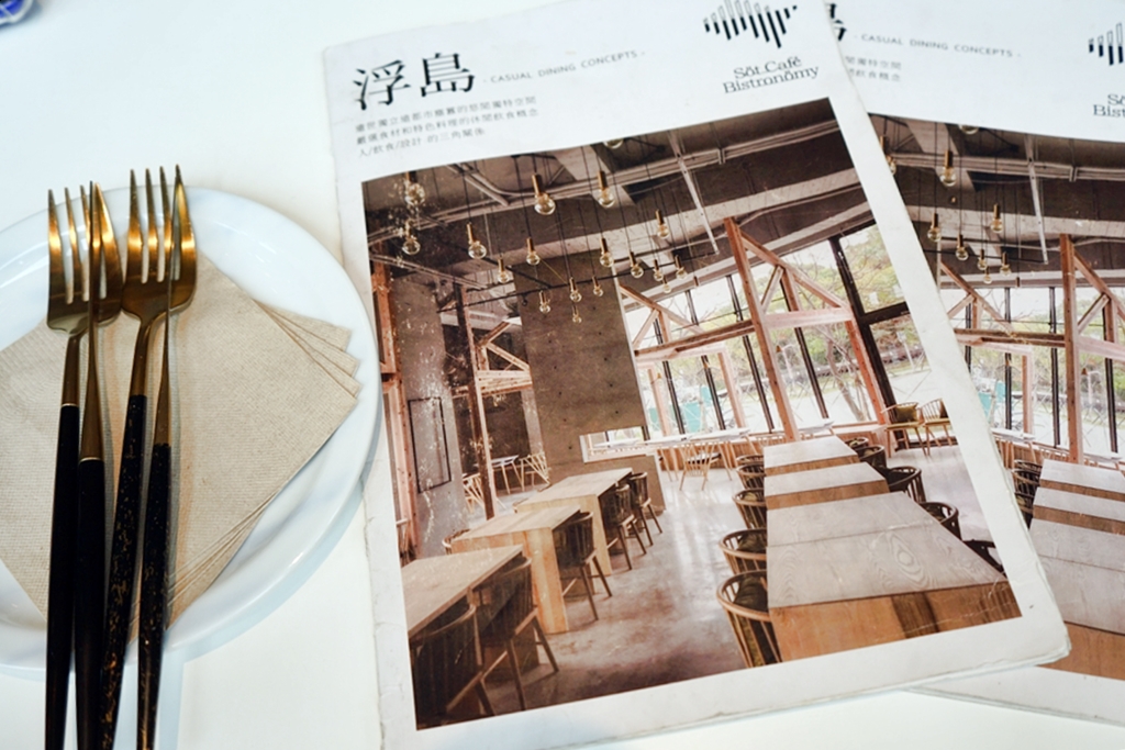 【桃園】 禾林浮島 Söt Café Bistronömy 桃園店 ｜虎頭山下 暖木時尚風格咖啡廳  木盤早午餐超推 服務也很優質。
