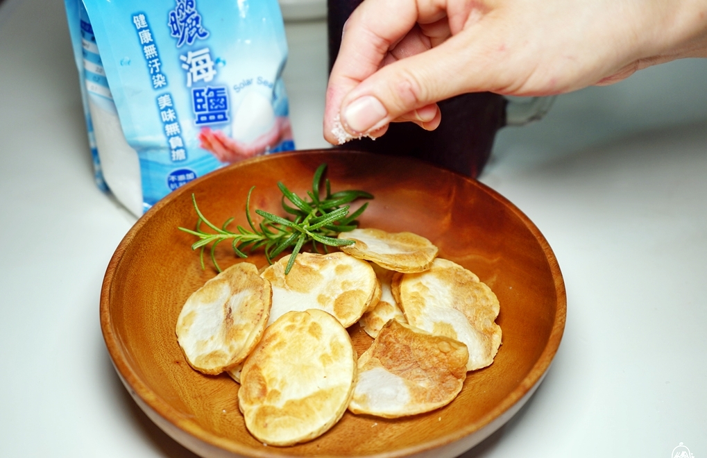 『懶人。料理』 氣炸無油海鹽洋芋片｜芷要上菜 氣炸鍋出好料  不用噴油就可以氣炸出薄脆好吃的洋芋片  健康美味零失敗料理。