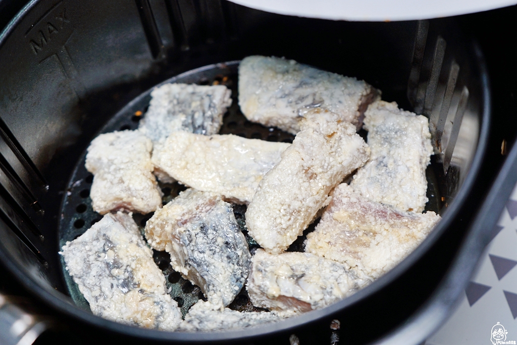 『懶人。料理』 氣炸腐乳香酥魚｜芷要上菜 氣炸鍋出好料   冷凍鱸魚來做點小變化，加點腐乳鹹香入味很好吃。