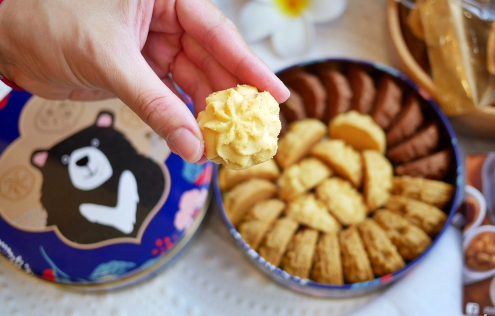 『台中。伴手禮』 鴻鼎菓子 ｜ 用料天然無添加、充滿手作溫度的雙星堅果塔、台灣黑熊鐵盒 繽紛三色曲奇餅乾。