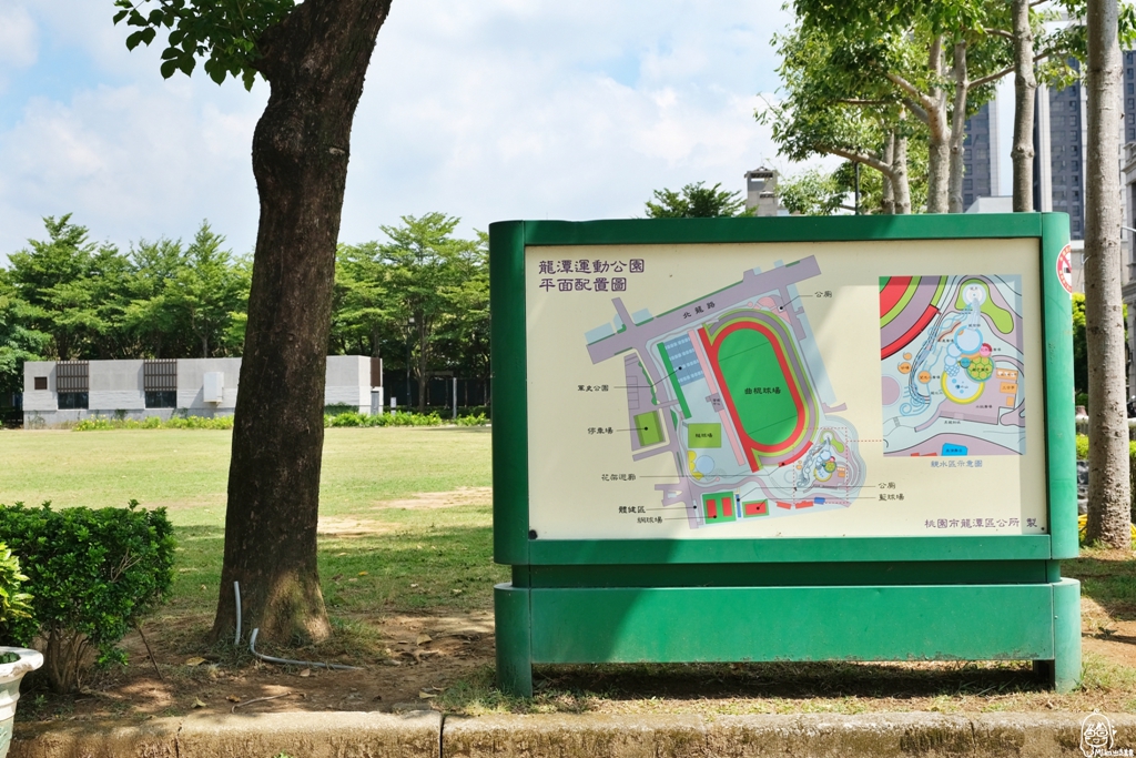 【桃園】 龍潭運動公園｜桃園都會公園最推薦  免費親子戲水池 、綠林公園還有戰鬥機、戰車展示區。