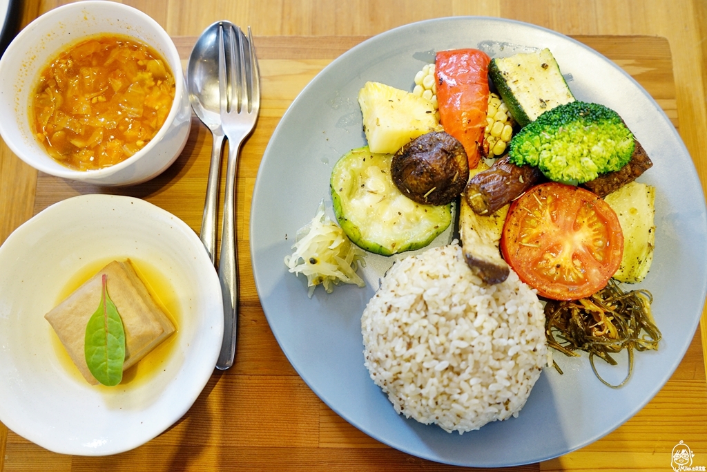 『新竹。竹北』 或者書店 ＆ 蔬食餐桌｜新瓦屋客家文化保存區內 或者書店裡的蔬食餐桌 是一座有機書森林中的健康廚房。