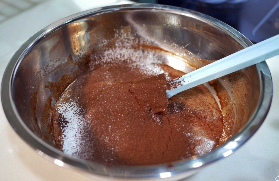 『氣炸鍋。食譜』 巧克力布朗尼＆熔岩巧克力｜氣炸鍋烤甜點就是這麼簡單   酥皮軟心 濃烈苦甜大人味布朗尼與熔岩巧克力，文末有手繪食譜參考。