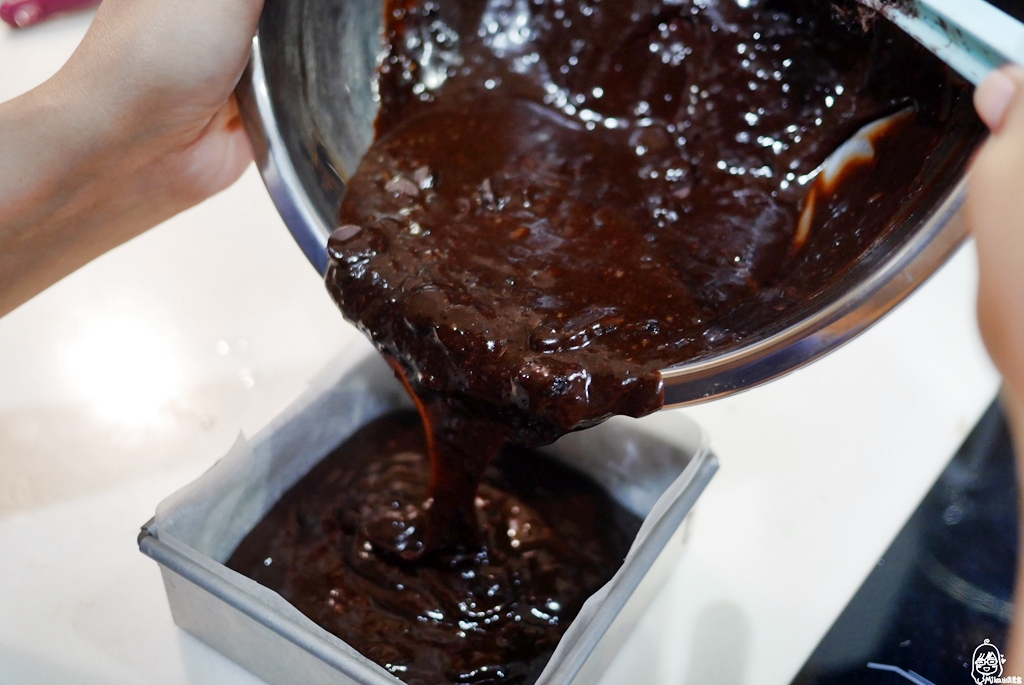 【食譜】巧克力布朗尼＆熔岩巧克力｜氣炸鍋烤甜點就是這麼簡單   酥皮軟心 濃烈苦甜大人味布朗尼與熔岩巧克力，文末有手繪食譜參考。