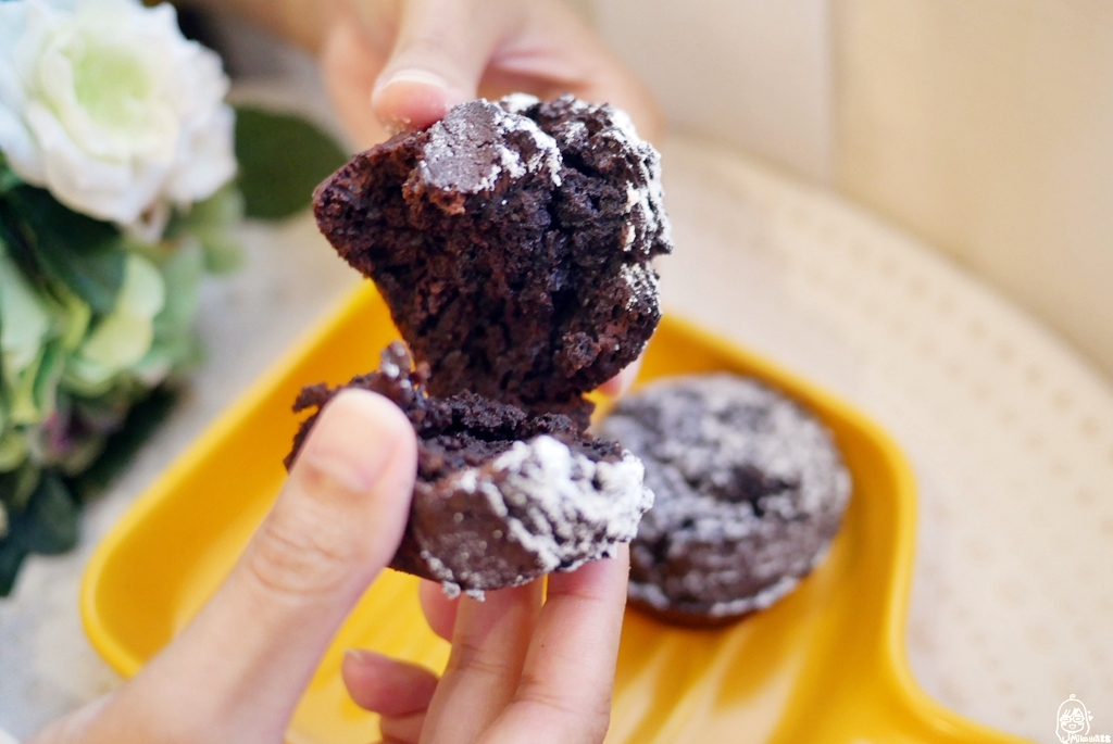 【食譜】巧克力布朗尼＆熔岩巧克力｜氣炸鍋烤甜點就是這麼簡單   酥皮軟心 濃烈苦甜大人味布朗尼與熔岩巧克力，文末有手繪食譜參考。 @Mika出走美食日誌