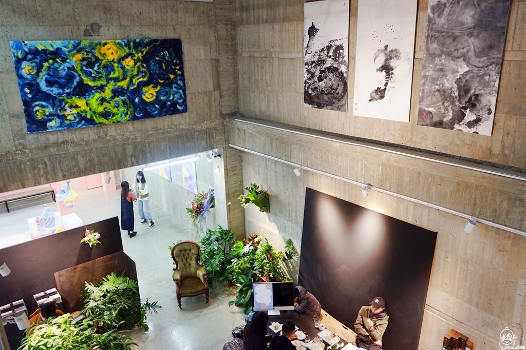 【桃園】 1771 Studio 藝廊X咖啡廳X選物店 多功能複合式藝文空間｜充滿香氛的獨棟清水模建築  極簡泥灰色的空間氛圍  藝術創作處處可見。