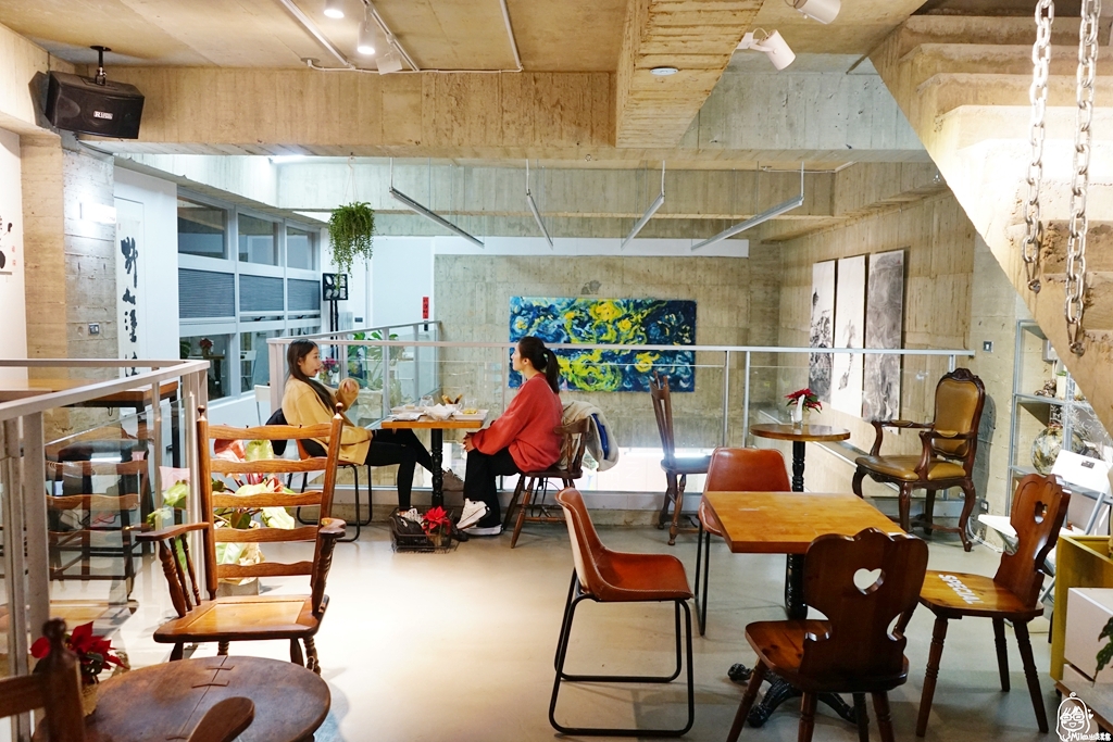 【桃園】 1771 Studio 藝廊X咖啡廳X選物店 多功能複合式藝文空間｜充滿香氛的獨棟清水模建築  極簡泥灰色的空間氛圍  藝術創作處處可見。