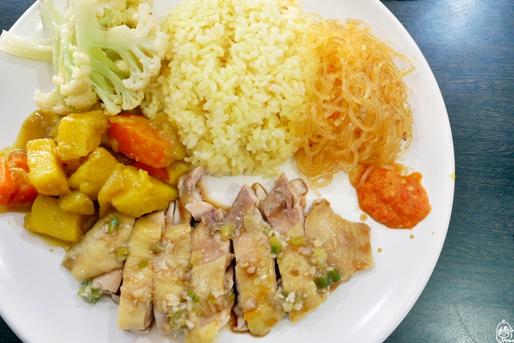 桃園 新加坡海南雞飯（正宗）｜桃園最好吃又平價，百元不到的海南雞飯在這裡！還有料多湯濃的海鮮叻沙拉麵必點。