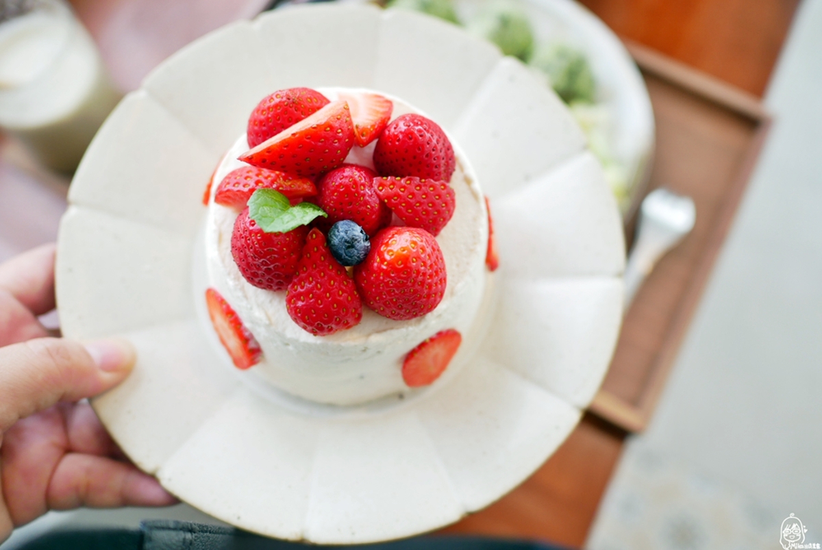 【桃園】  辺間屋梅子｜ig熱門網美咖啡廳  純白暖木 森林系清新甜美風格 私心推薦當季草莓鮮奶油戚風蛋糕。