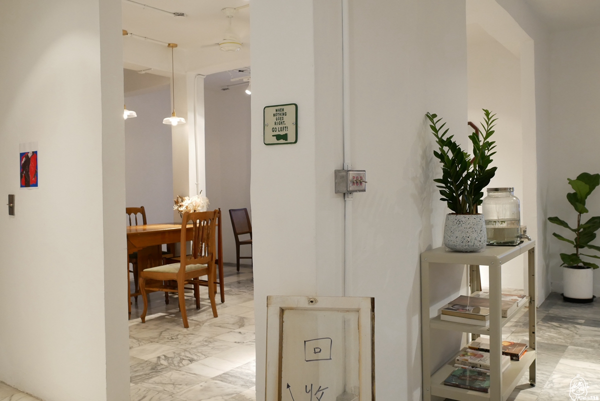 【桃園】 鞠分號 Ju Semicolo｜結合牡蠣咖啡Øyster Café/聚人酒吧、展覽的複合式空間  是咖啡廳也是酒吧的老宅藝文復古風。