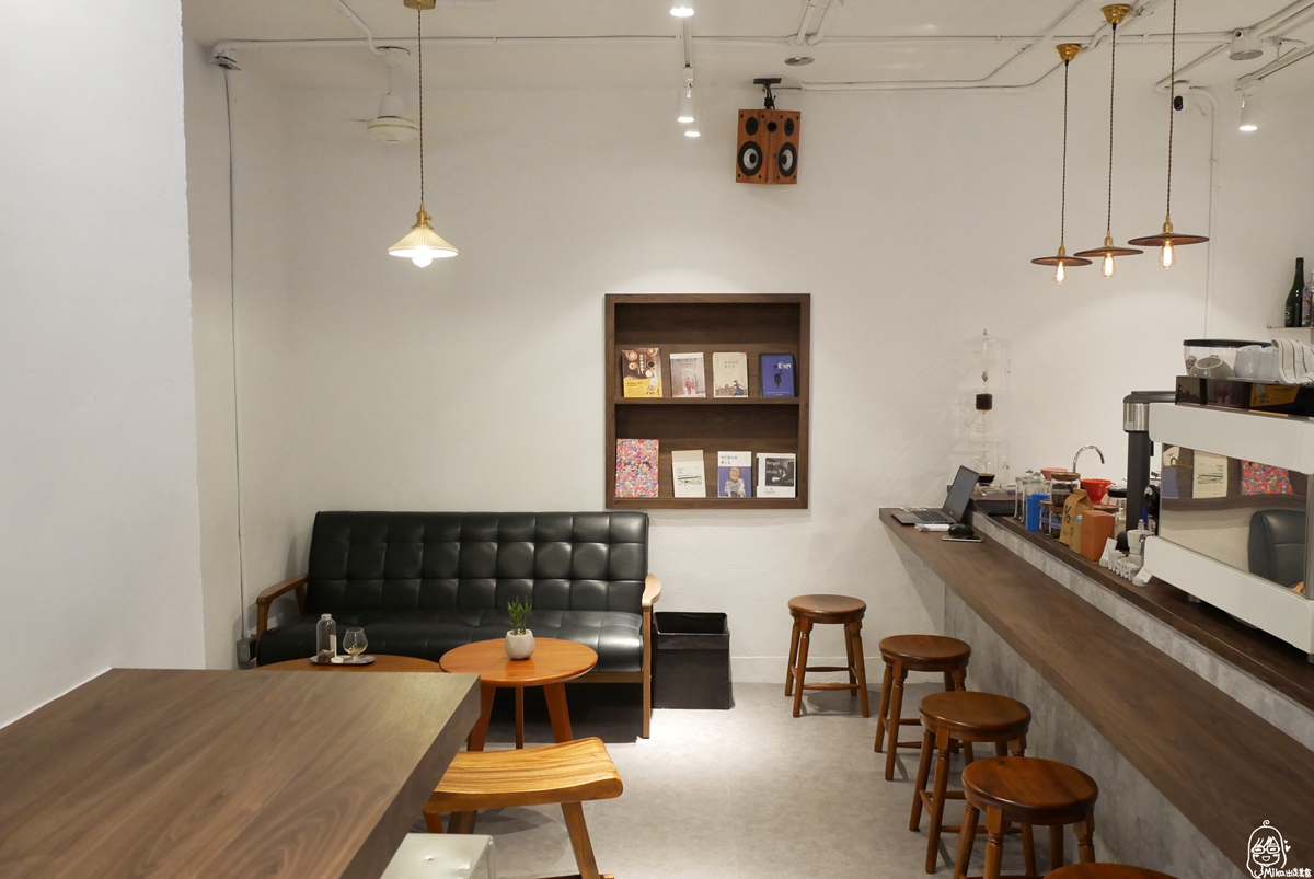 【桃園】 鞠分號 Ju Semicolo｜結合牡蠣咖啡Øyster Café/聚人酒吧、展覽的複合式空間  是咖啡廳也是酒吧的老宅藝文復古風。