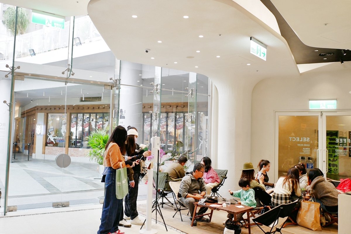 【台中】 ROCKLAND P.L.U.S. 全新選品咖啡概念店  | PARK2草悟廣場內  結合高品質咖啡、選品、音樂、雜誌以及生活道具​的室內露營風咖啡廳，讓城市與山林沒有距離。