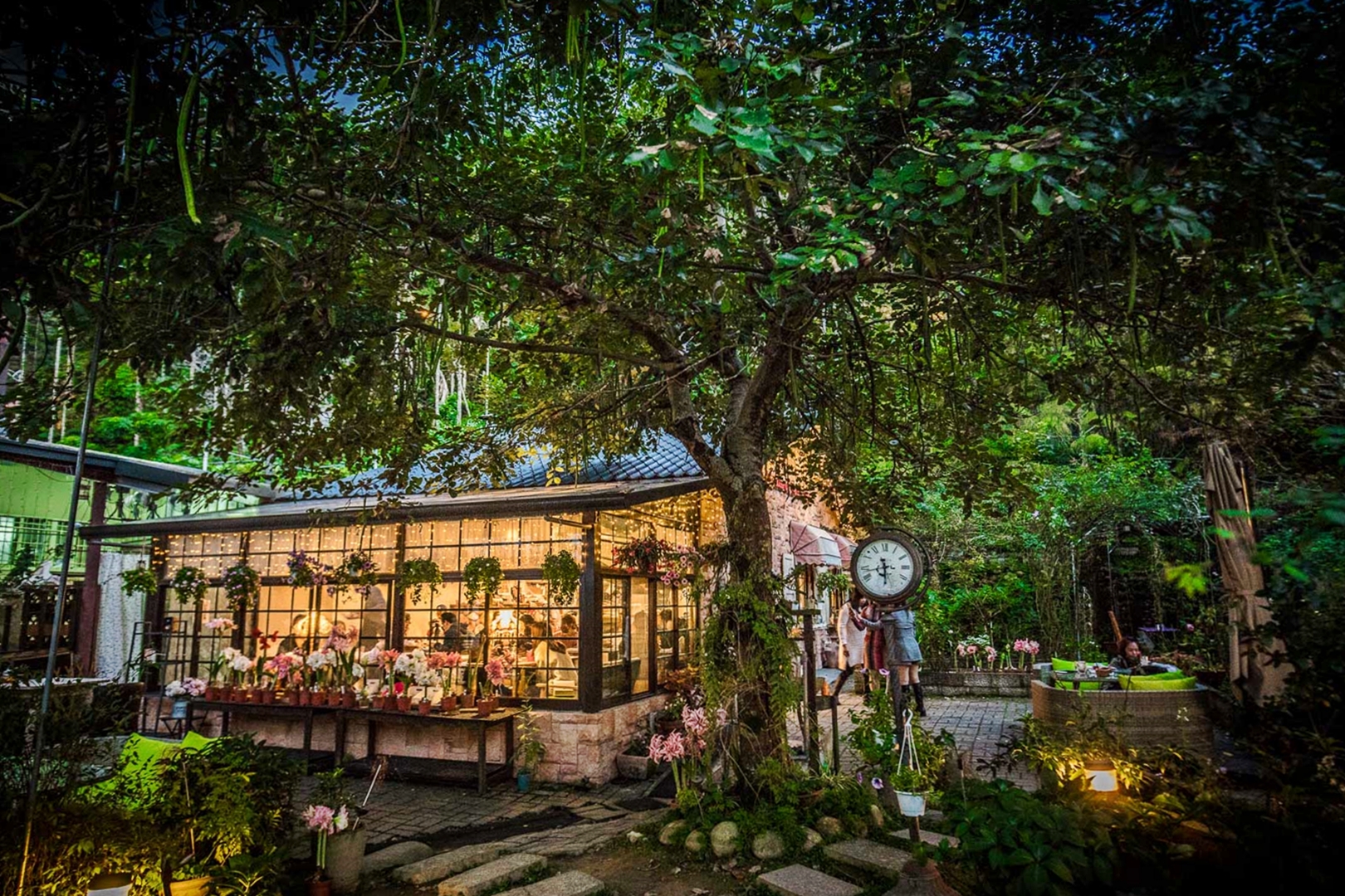 【桃園】 大溪 Emmie的南法玫瑰園｜歐式鄉村風格 七彩玫瑰花園內的玻璃屋景觀餐廳。