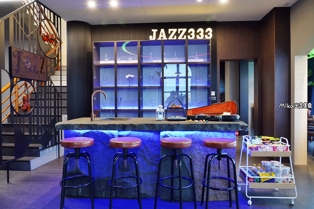 【宜蘭】 爵士333 Jazz333 Villa｜宜蘭冬山包棟民宿推薦 就住在田中央  現代化廚房 星空網美泡澡房還有小朋友最愛超大螢幕KTV，滿足一家大小的需求。