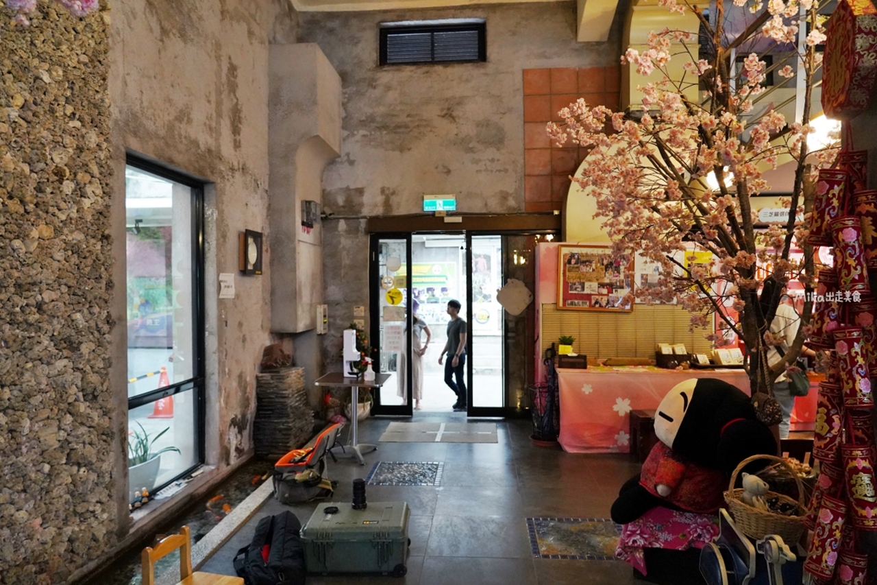 【新北】 三芝 二號倉庫咖啡館 . 藝文空間｜農會廢棄米倉變身藝文餐廳 咖啡館，有餐飲、咖啡、藝文空間還有在地農特產販賣。