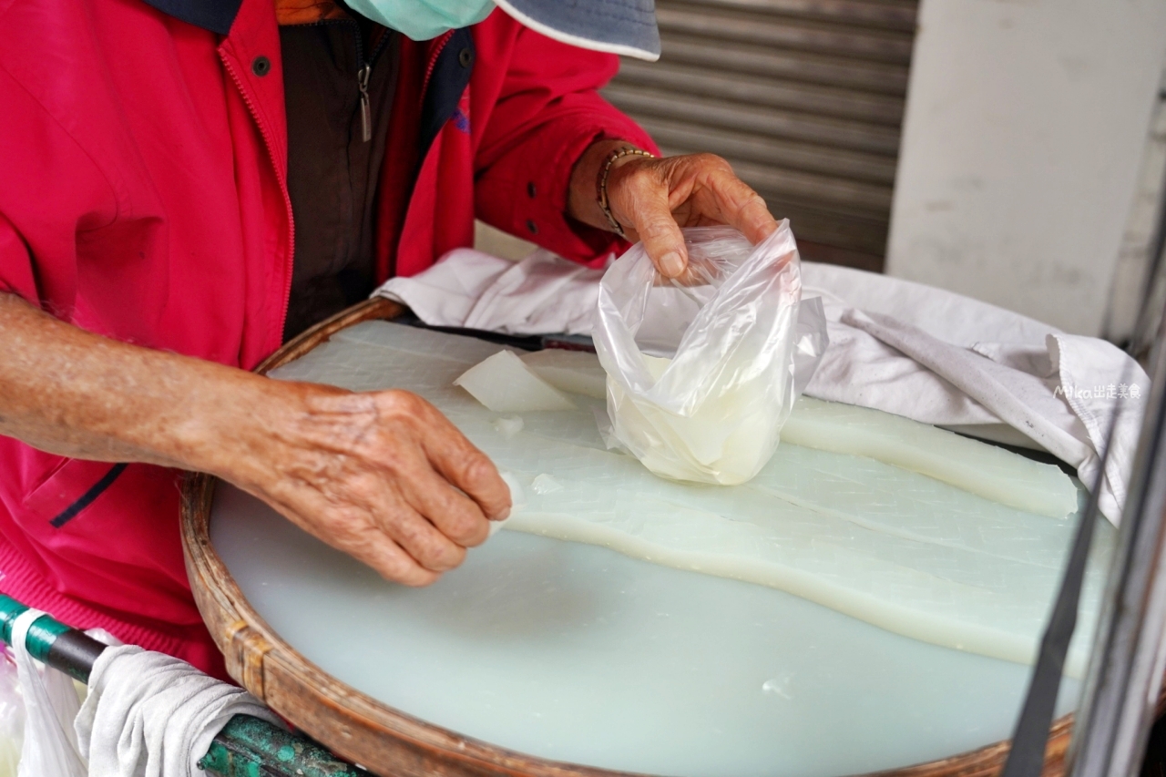 【嘉義】 正老牌傳統綠豆粉粿｜超隱藏版市場美食 80歲老阿北賣了50幾年的傳統古早味甜品，冰涼軟Q純綠豆粉粿。