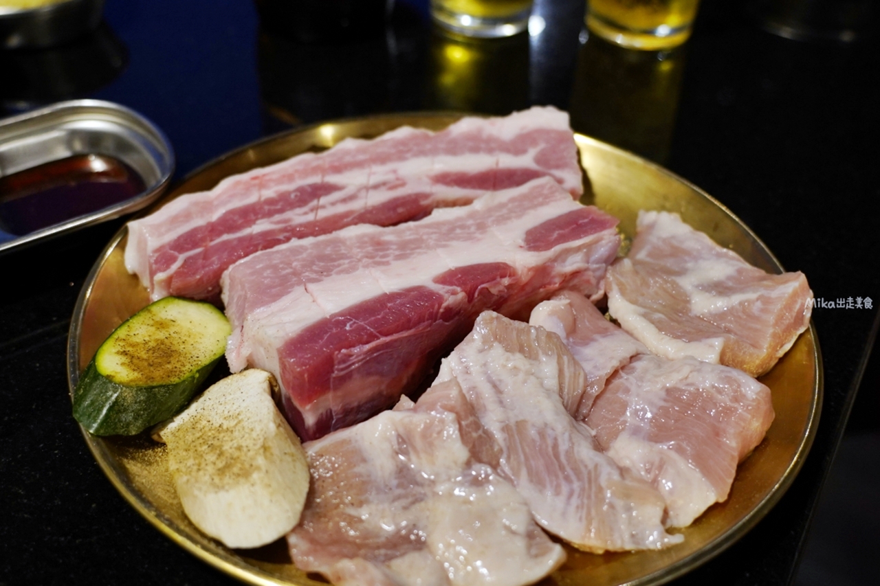 【台中】 燒肉滋滋 ZiZi｜台中燒肉戰場生力軍報到，google評分超高 好評多多的韓式燒肉，服務優質 東西好吃 裝潢更是美美的。