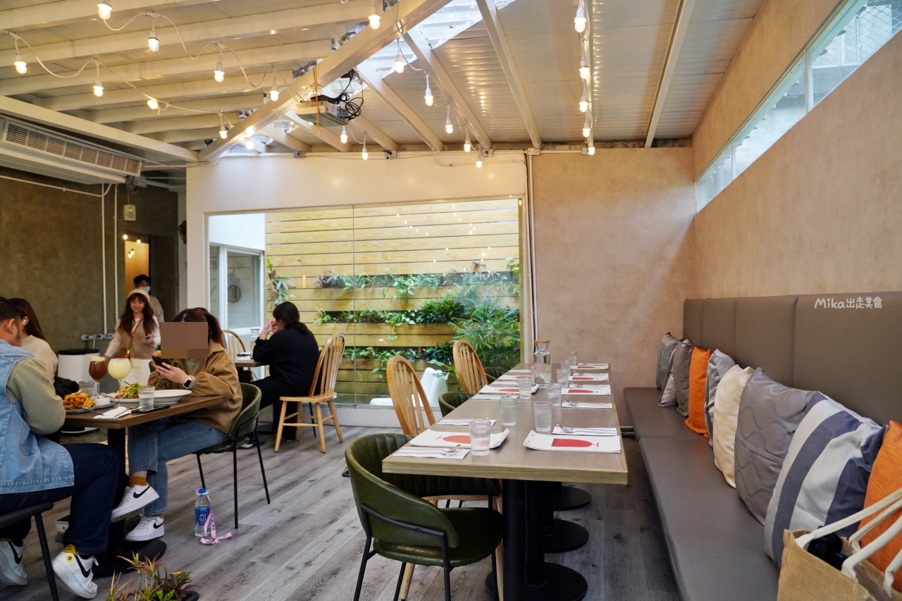 【宜蘭】 羅東 飲廊Corridor｜羅東夜市旁 輕工業風結合森林系玻璃屋的義式餐酒館，在這裡遇到心中第一名堤拉米蘇與檸檬塔。