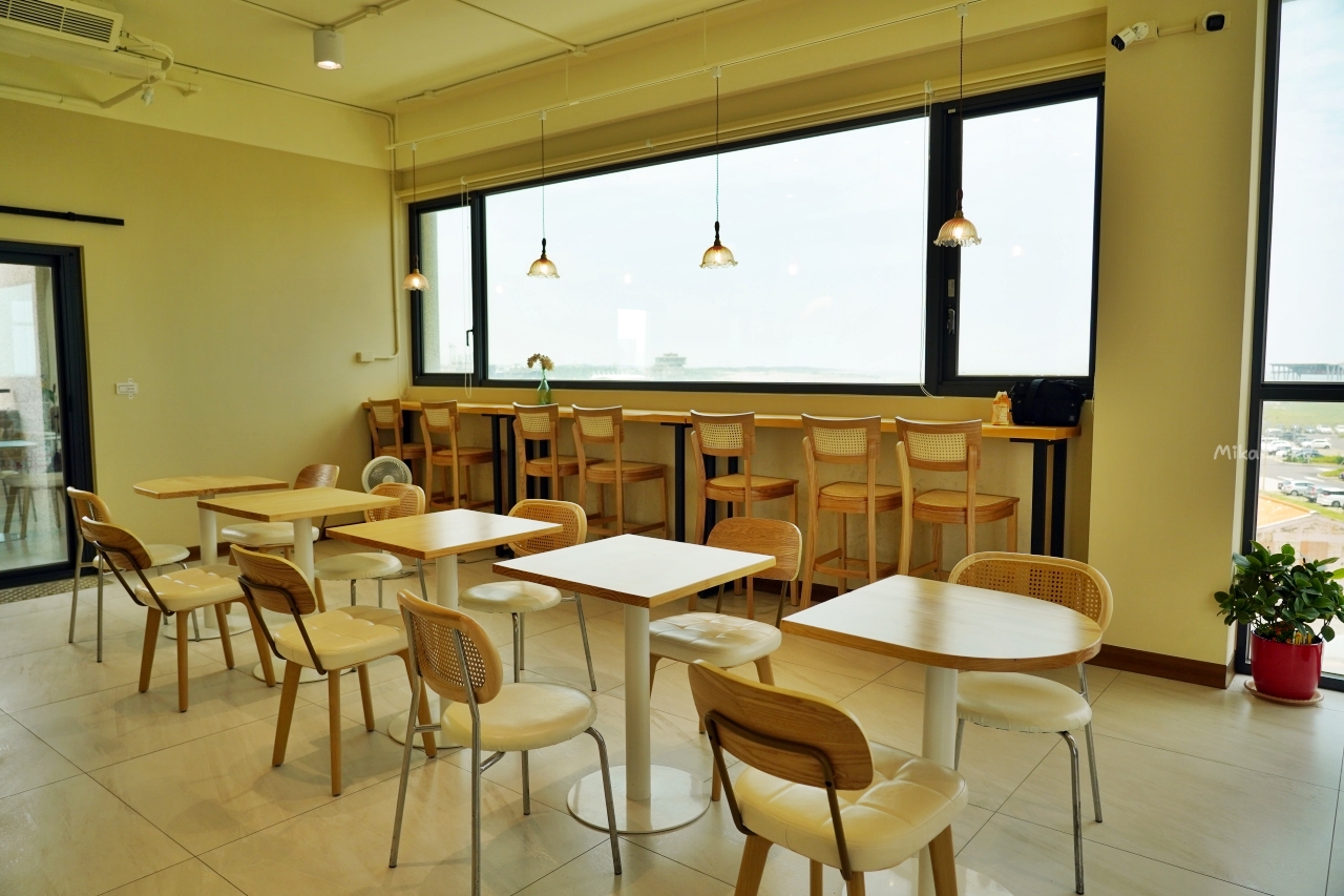 【桃園】 大園 橙夕咖啡 Afterglow cafe｜超低調，時不時還有飛機經過的海景搖滾區 漁港旁的韓系柔美咖啡廳。