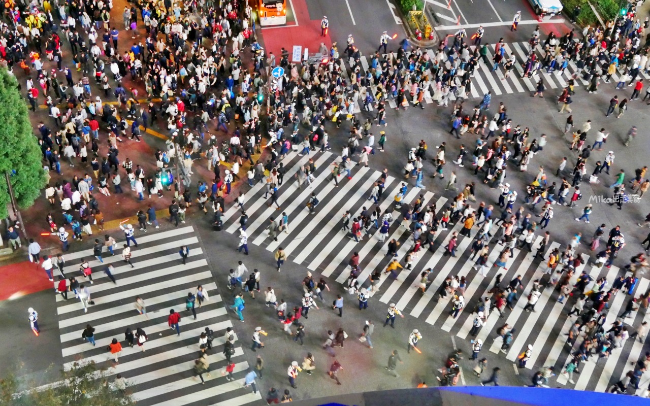 【日本】 東京澀谷 ｜ 東京最盛大 一年一度盛大扮裝 群魔亂舞 萬聖節派對，推薦俯瞰澀谷站前十字路口的置高拍攝點。