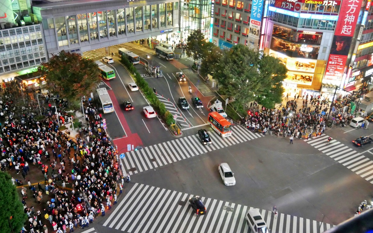 【日本】 東京澀谷 ｜ 東京最盛大 一年一度盛大扮裝 群魔亂舞 萬聖節派對，推薦俯瞰澀谷站前十字路口的置高拍攝點。