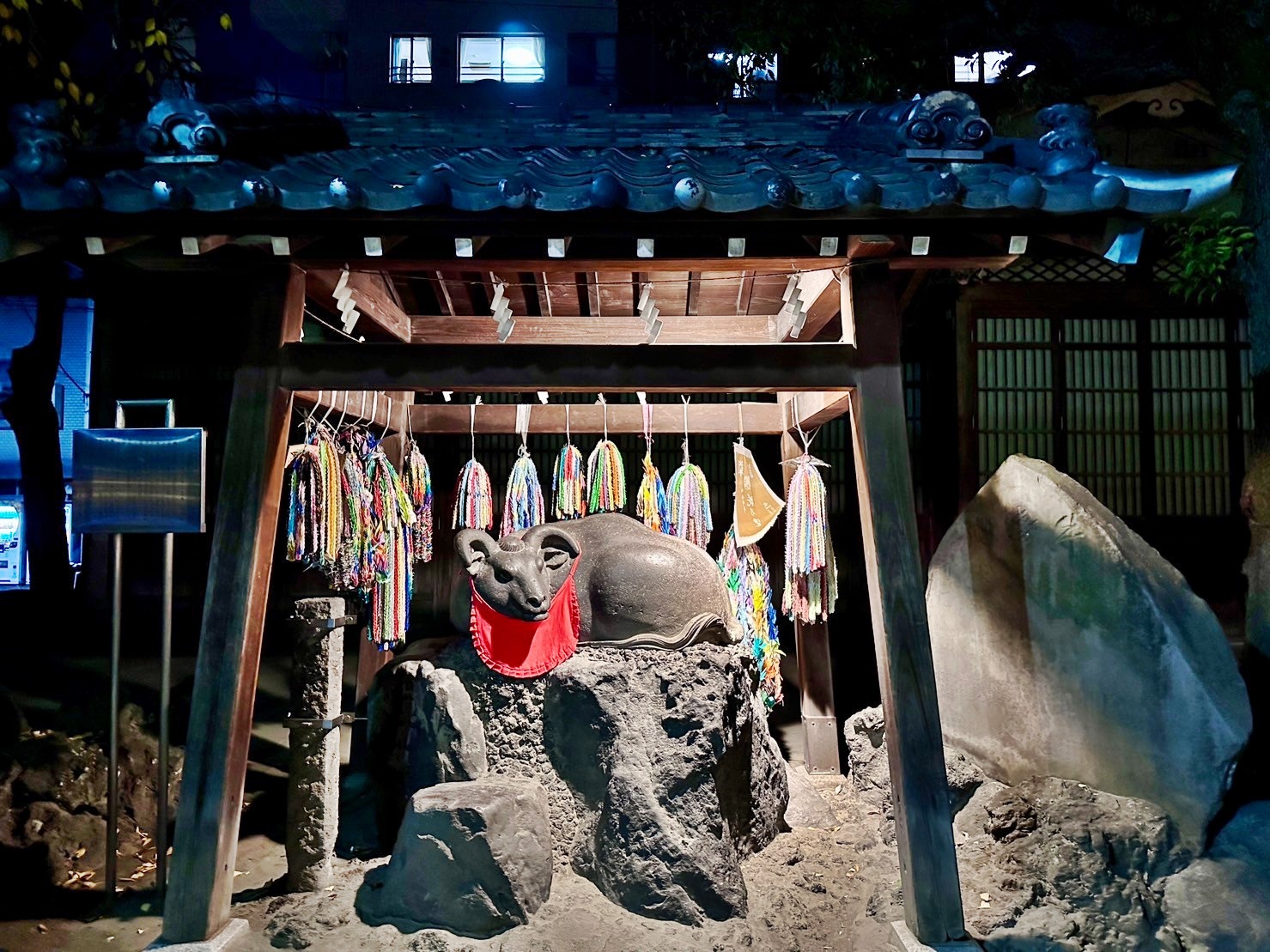 【日本】 東京晴空塔 牛嶋神社｜晴空塔周邊景點 罕見三輪鳥居的古老神社，期間限定神社燈光展。