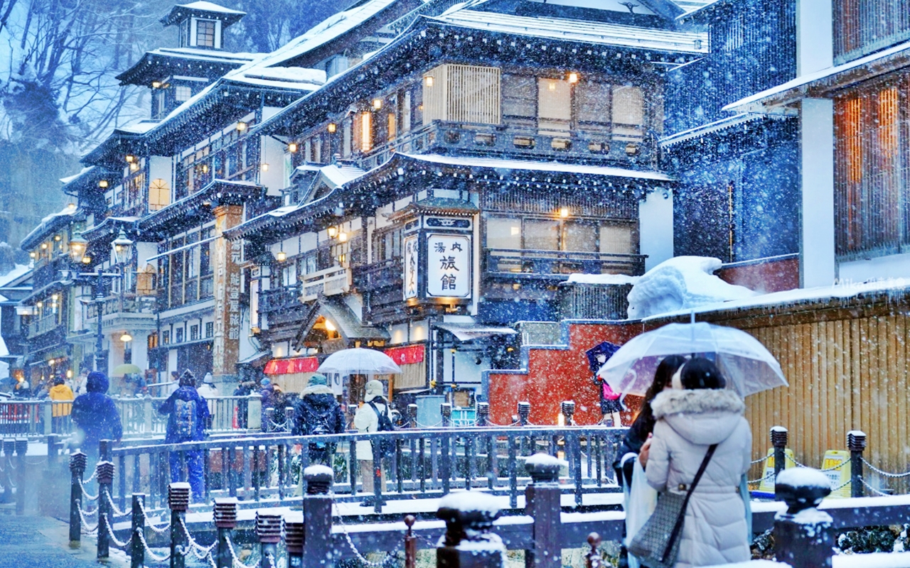 【日本】 山形 銀山温泉 Ginzan Onsen｜鄉間木造旅館溫泉街，好像神隱少女場景！還有公共浴場、足浴可以泡喔。