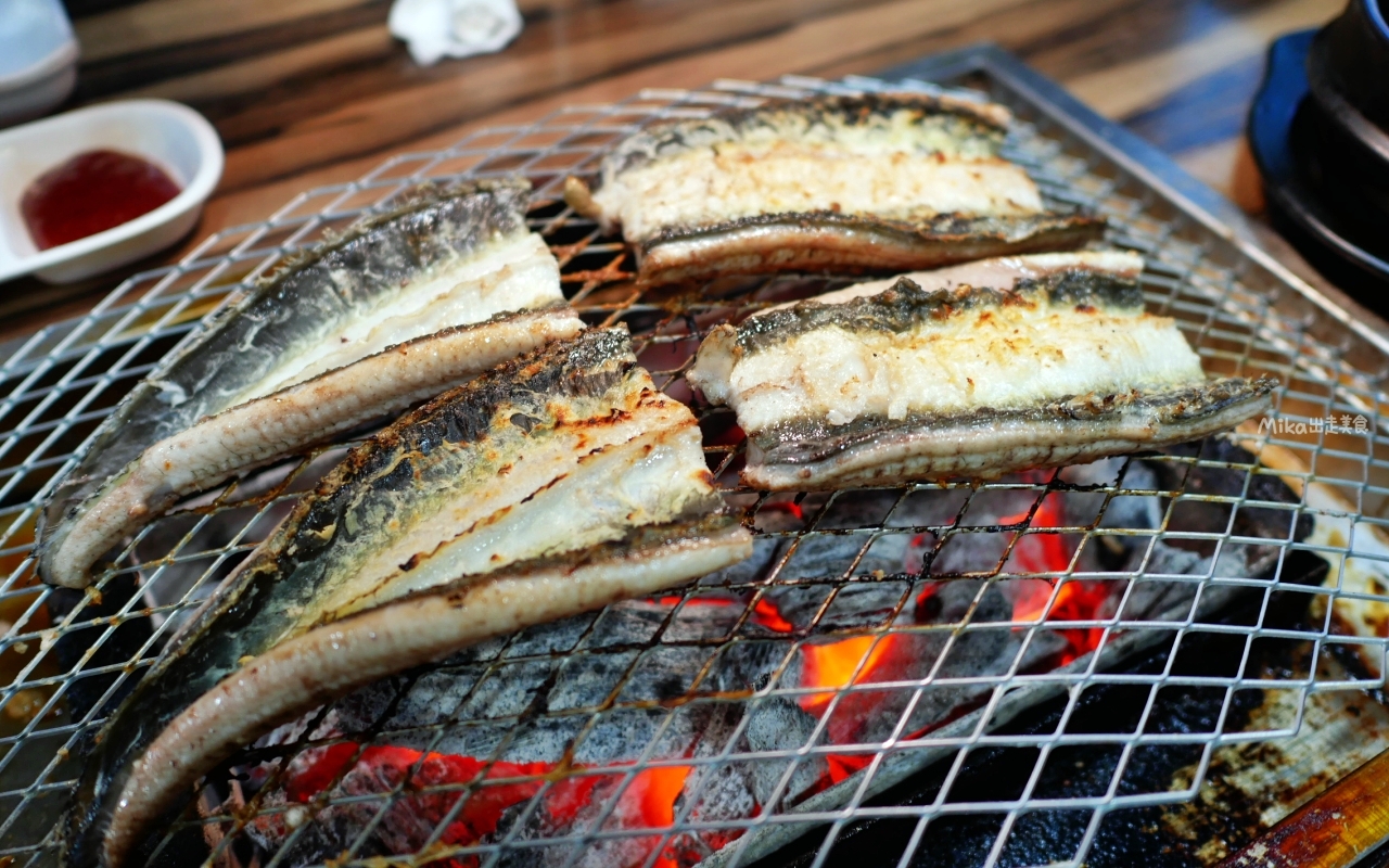 【首爾】 風川鰻魚 弘大店｜現點現殺 直火炭烤 白燒鰻魚，脆香嫩滑超好吃。