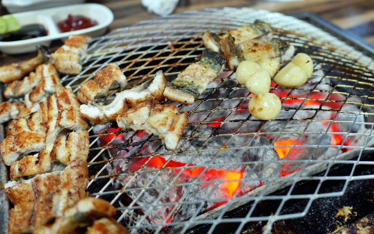 【首爾】 風川鰻魚 弘大店｜現點現殺 直火炭烤 白燒鰻魚，脆香嫩滑超好吃。