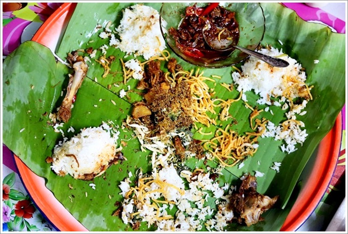 【馬來西亞：麻坡美食】Homestay Parit Bugis – 到馬來人家中作客吃棕櫚樹葉包的安邦飯(Nasi Ambeng)，第一次用手抓飯入口感覺好新鮮，美味的米飯讓人留下深刻的印象！