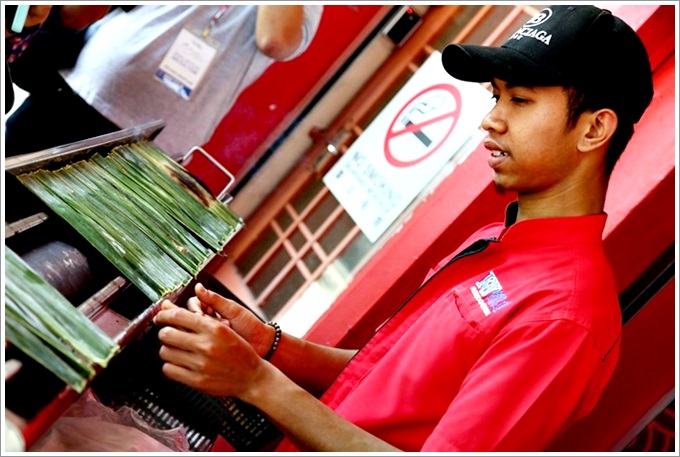 【馬來西亞：麻坡美食】K&Y Otak-Otak Product 俊隆烏達 – 馬來西亞特色小吃「烏達」好美味，現包現烤超新鮮，微辣的口感讓人一口接一口完全停不下來！