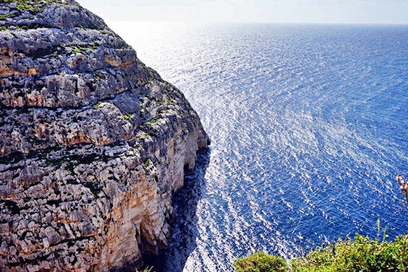 『歐洲。地中海』 Malta馬爾他 三藍之一  藍洞Blue Grotto｜馬爾他南海岸必去景點  岩石懸崖天然海蝕洞組成的海景湛藍  隨著洞窟光線折射而有深淺不同的漸層藍海 如寶石般閃耀｜2019/0313-0318 歐洲馬爾他六天五夜之旅