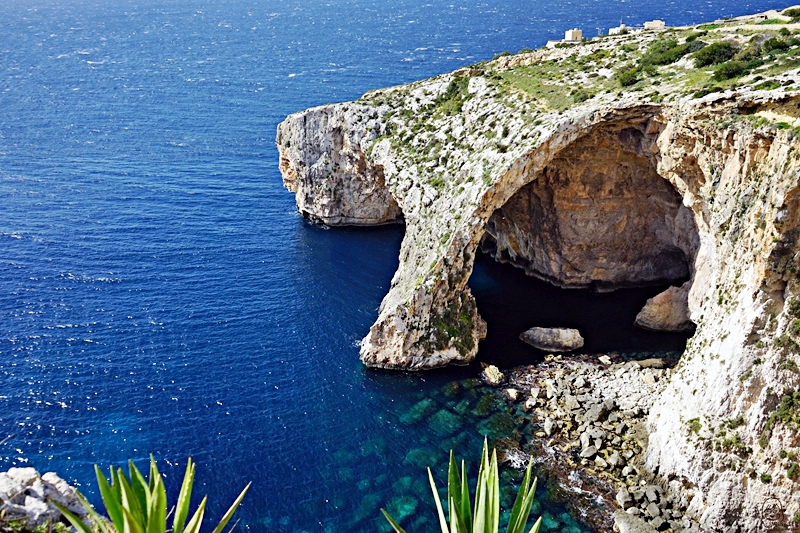 『歐洲。地中海』 馬爾他Malta 三藍之一 藍洞Blue Grotto｜馬爾他南海岸必去景點 岩石懸崖洞窟組成的海景湛藍 隨著日光照射而有深淺不同的漸層藍海｜2019/0313-0318 歐洲馬爾他六天五夜之旅