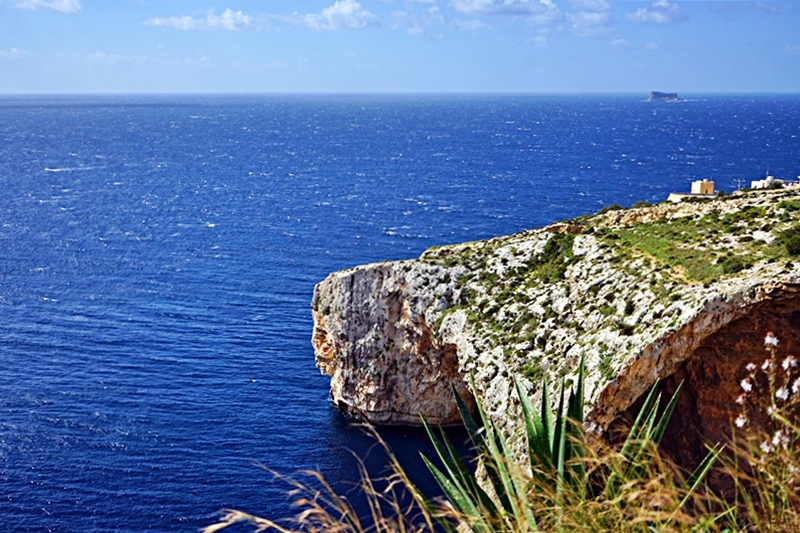 『歐洲。地中海』 Malta馬爾他 三藍之一  藍洞Blue Grotto｜馬爾他南海岸必去景點  岩石懸崖天然海蝕洞組成的海景湛藍  隨著洞窟光線折射而有深淺不同的漸層藍海 如寶石般閃耀｜2019/0313-0318 歐洲馬爾他六天五夜之旅