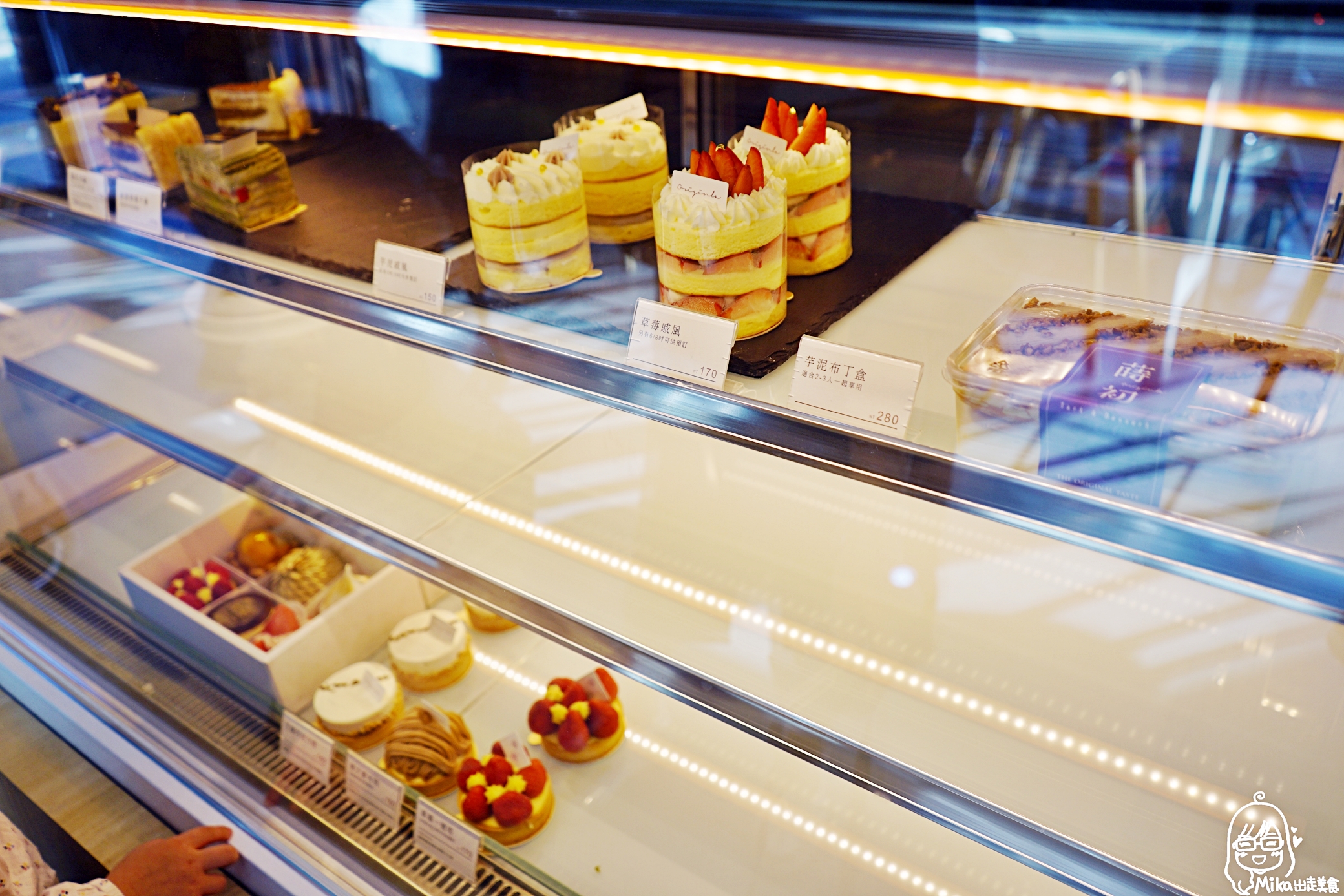 『台中。西區』 蒔初甜點 Originl’a Tart & Dessert 五權旗艦店｜生活不難、只是需要適度的為自己加一點甜。寬敞明亮純白空間，質感推薦戚風蛋糕、慕斯、千層。