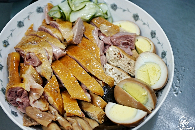『新竹。北區』 北門街 鴨肉許二姐｜在地人都推這一家  必吃煙燻鴨肉＆炒鴨血 特殊風味讓人一吃就上癮。