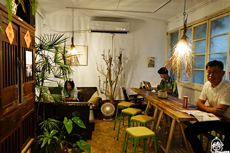 『新竹。東區』 興達街  江山藝改所 Jiang Shan Yi Gai Suo｜老宅新生變成 新竹文青、藝術家的秘密基地   聚集書店、唱片行、咖啡飲品吧、純植物輕食、藝文展演空間等元素，更是家老宅文青咖啡廳。
