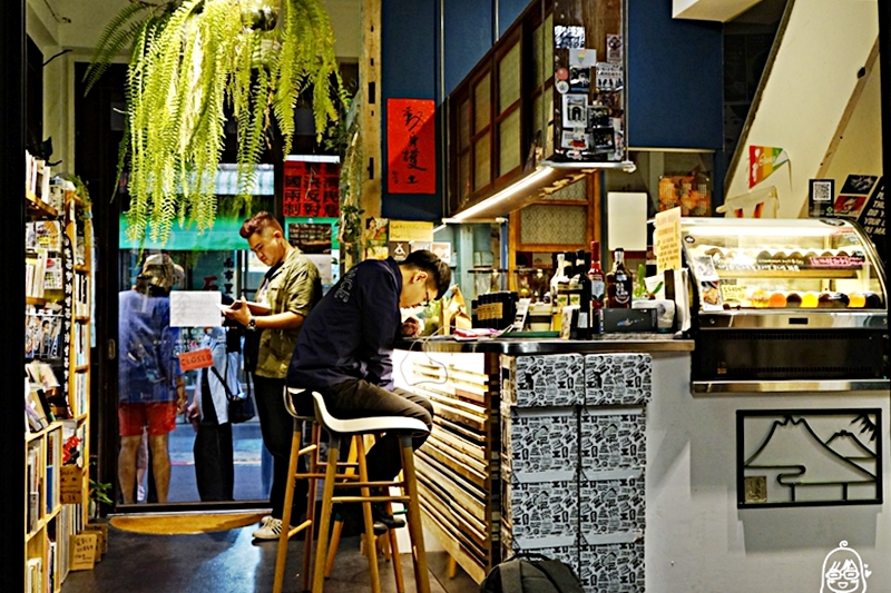 『新竹。東區』 興達街 江山藝改所 Jiang Shan Yi Gai Suo｜老宅新生變成 新竹文青、藝術家的秘密基地 聚集書店、唱片行、咖啡飲品吧、純植物輕食、藝文展演空間等元素，是老宅文青咖啡廳也是背包客棧 。