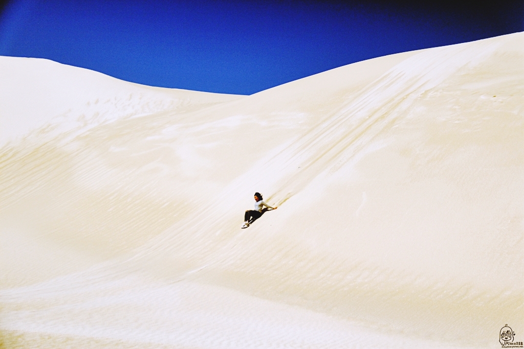『澳洲。西澳』 Lancelin 藍斯林 西澳獨有的白色沙丘  搭乘四輪傳動大巴士飆沙好刺激 沙漠90度滑沙初體驗｜雄獅 玩轉西澳 七日 粉紅湖 沙漠小探險之旅 @Mika出走美食日誌