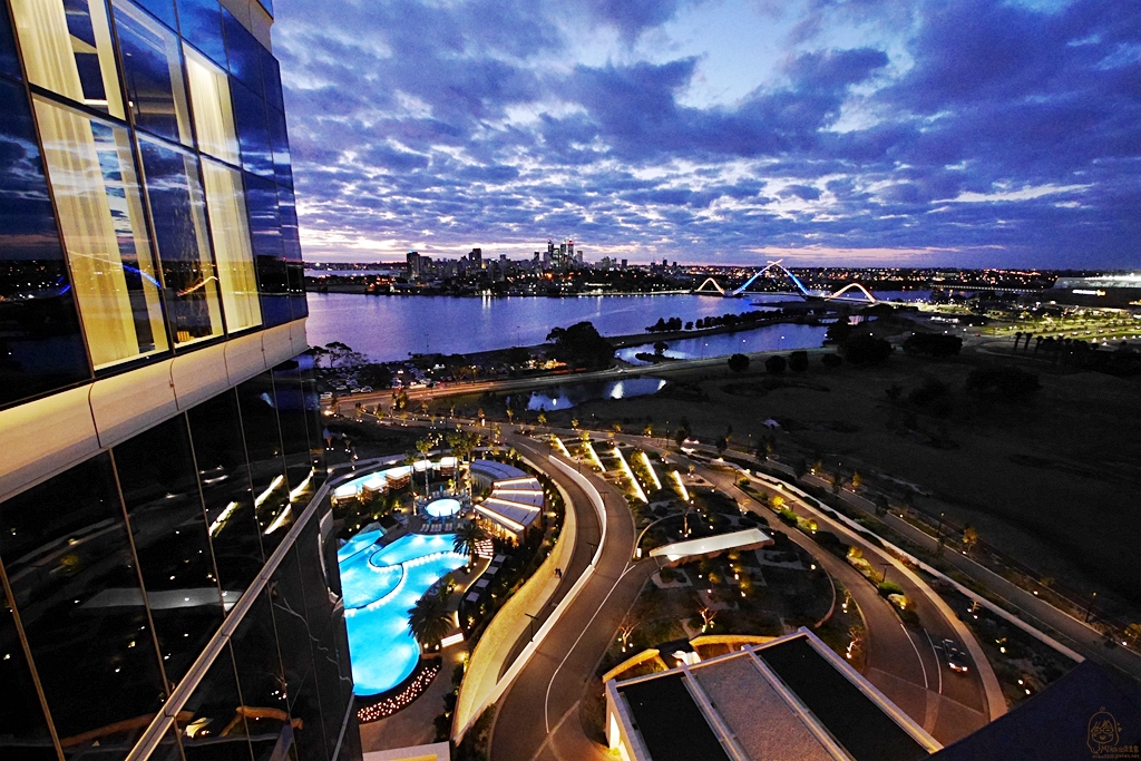 『澳洲。西澳』 柏斯 皇冠賭場酒店集團  五星級皇冠大都會柏斯酒店（Crown Metropol）、四星級皇冠長廊柏斯酒店（Crown Promenade Perth Hotel）和六星級皇冠塔酒店（Crown Tower）｜雄獅 玩轉西澳 七日 粉紅湖 沙漠小探險之旅