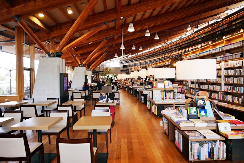 『日本。九州』 佐賀 最具話題的圖書館  武雄市圖書館＆九州鬆餅咖啡廳〡 一間讓人想整天泡在這裡 喝咖啡吃鬆餅像個文青一樣被書香薰陶，還有兒童圖書館與九州鬆餅咖啡廳，佐賀必朝聖景點。