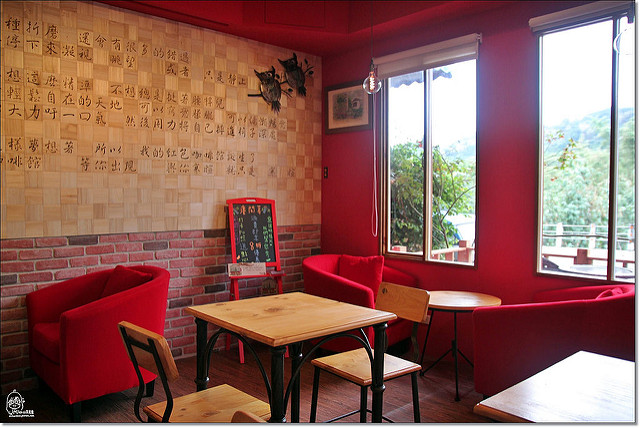 『台中。北屯區』 紅色咖啡館-自家烘焙手沖精品莊園咖啡，座落大坑，一個緩慢慵懶、輕鬆、遠離塵囂只有咖啡香瀰漫的空間，9月13日前消費有8折優惠。 @Mika出走美食日誌