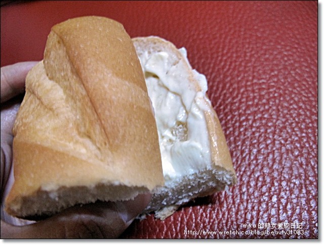 『團購美食』重口味最愛的蒜棒麵包與清爽濃郁的鮮烤芋頭捲（荷蘭村麵包坊）